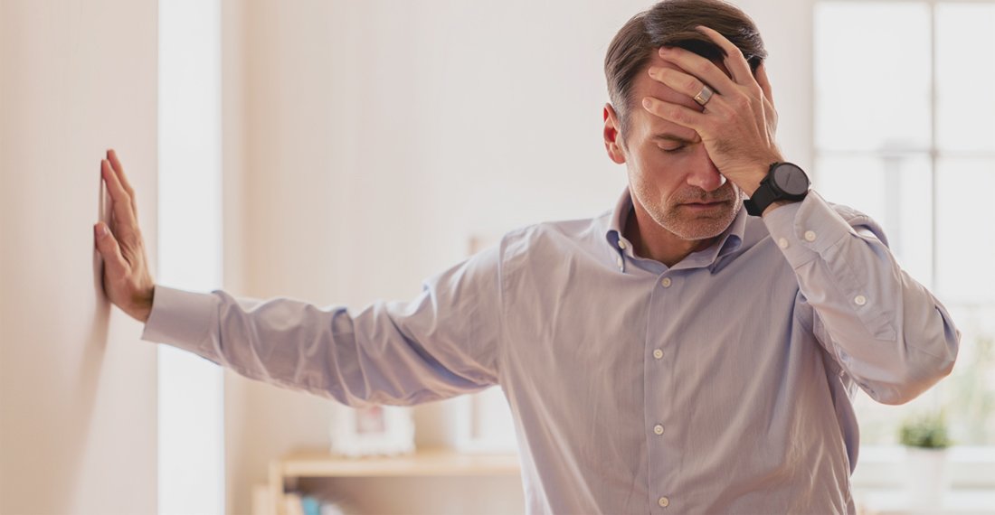 У мужчины загружилась голова, он держится за стену