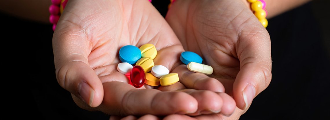 Таблетки в руках