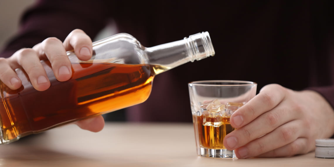 Мужчина наливает алкоголь