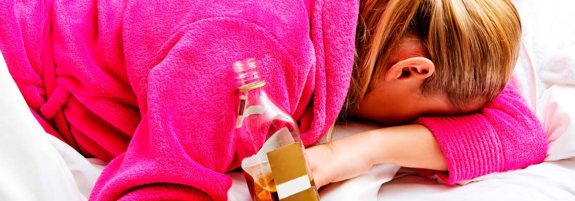 женщина с бутылкой лежит лицом вниз